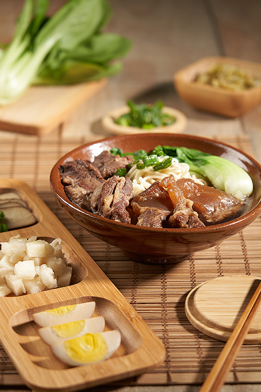 台中商業攝影美食菜單拍攝牛肉麵情境照冷凍調理包拍攝