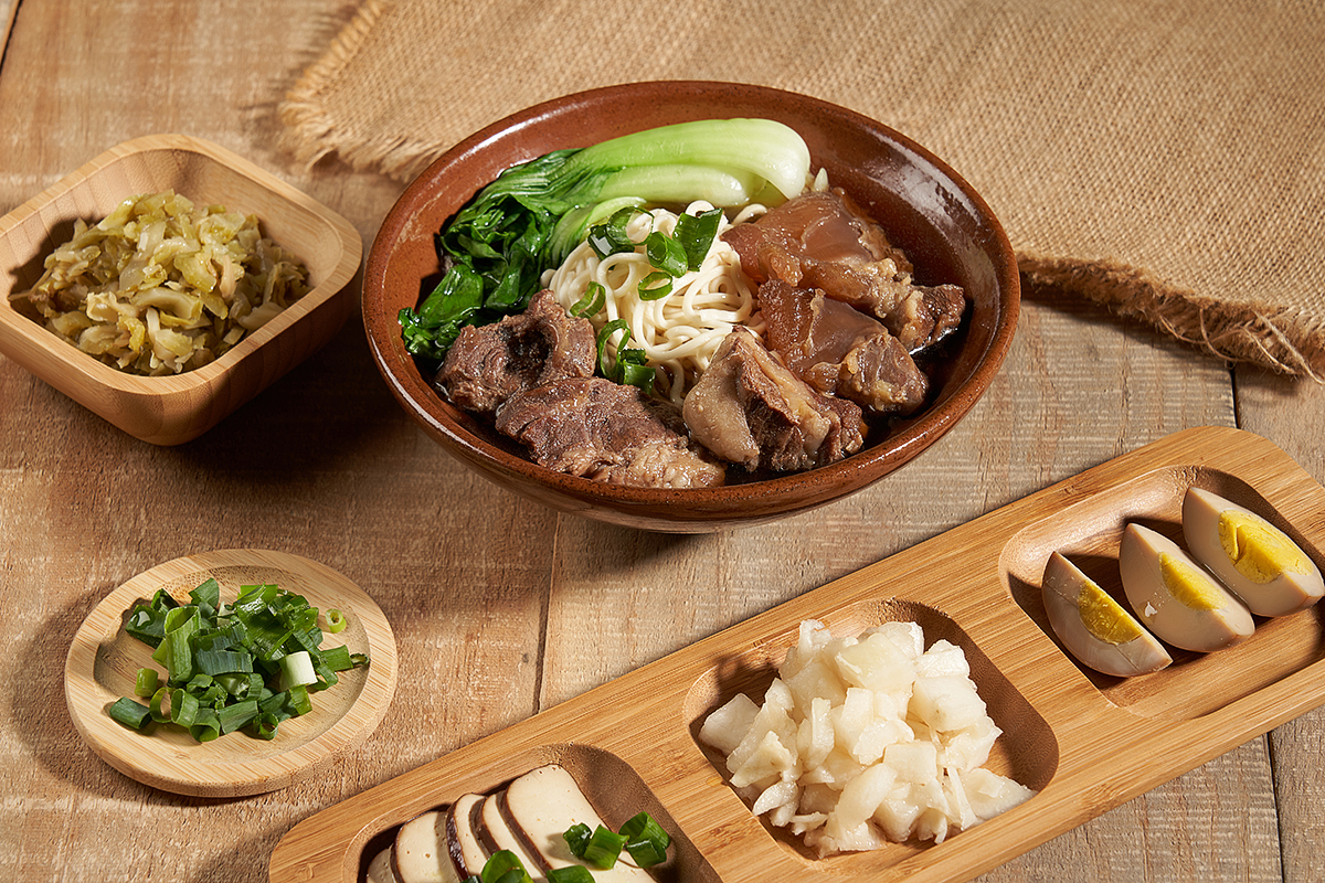 台中商業攝影美食菜單拍攝｜牛肉麵情境照與冷凍調理包