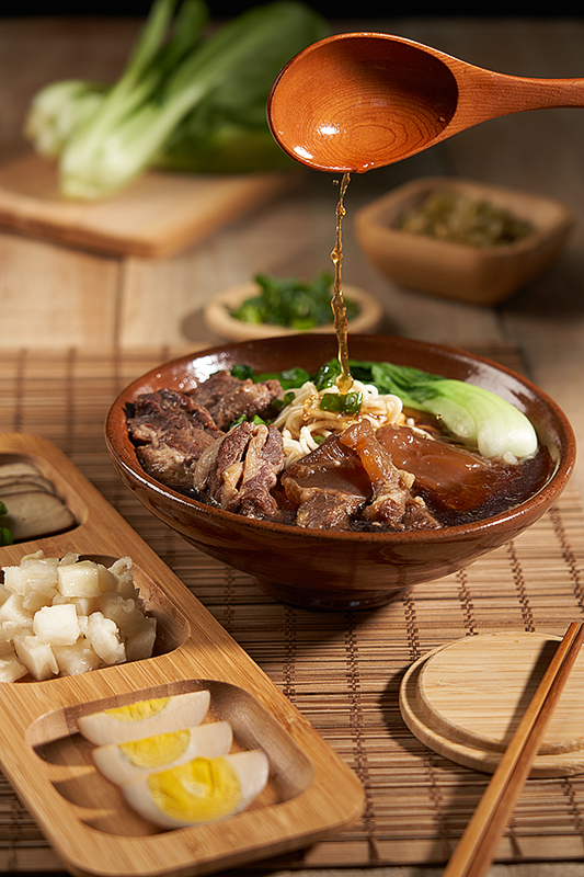 台中商業攝影美食菜單拍攝｜牛肉麵情境照與冷凍調理包
