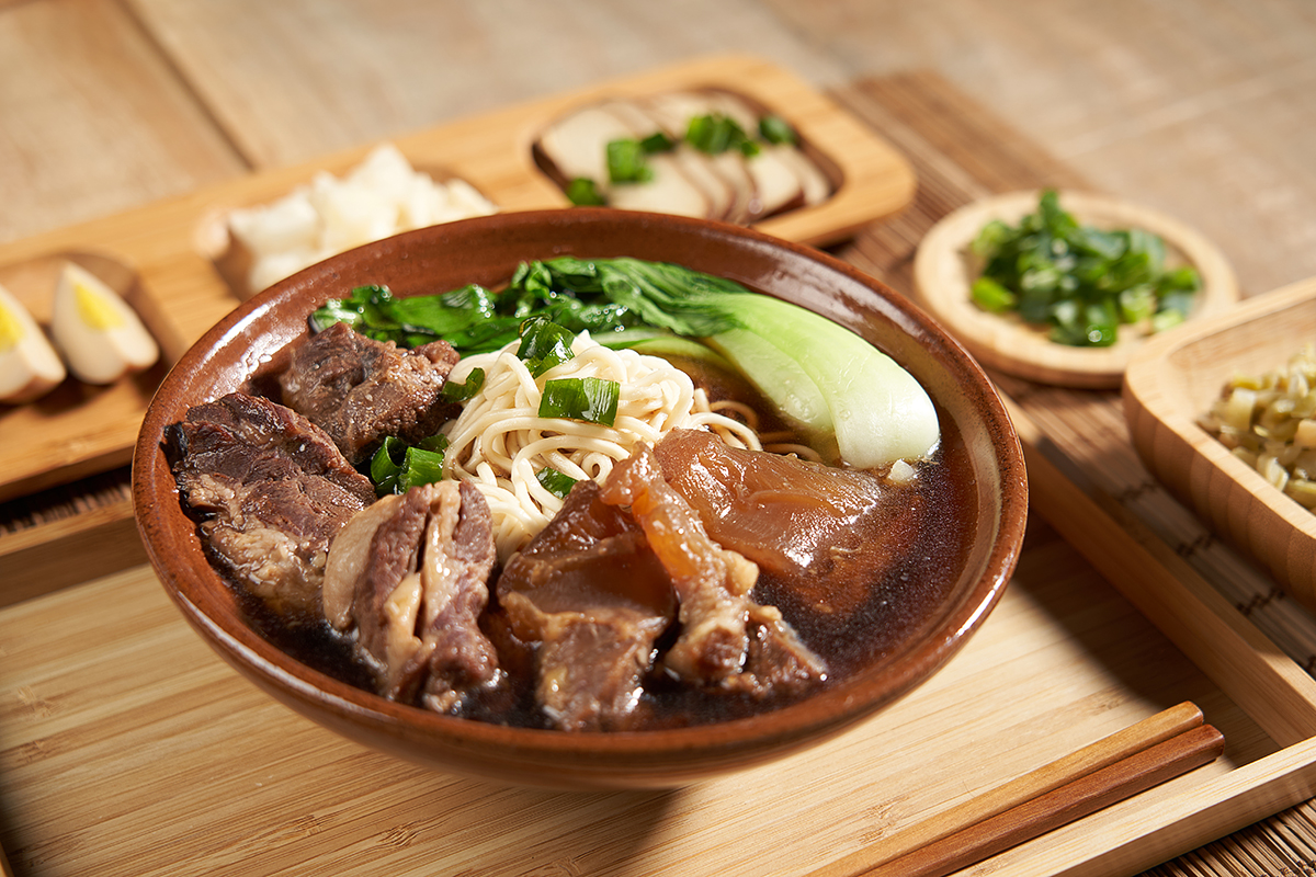 台中商業攝影美食菜單拍攝｜牛肉麵情境照與冷凍調理包